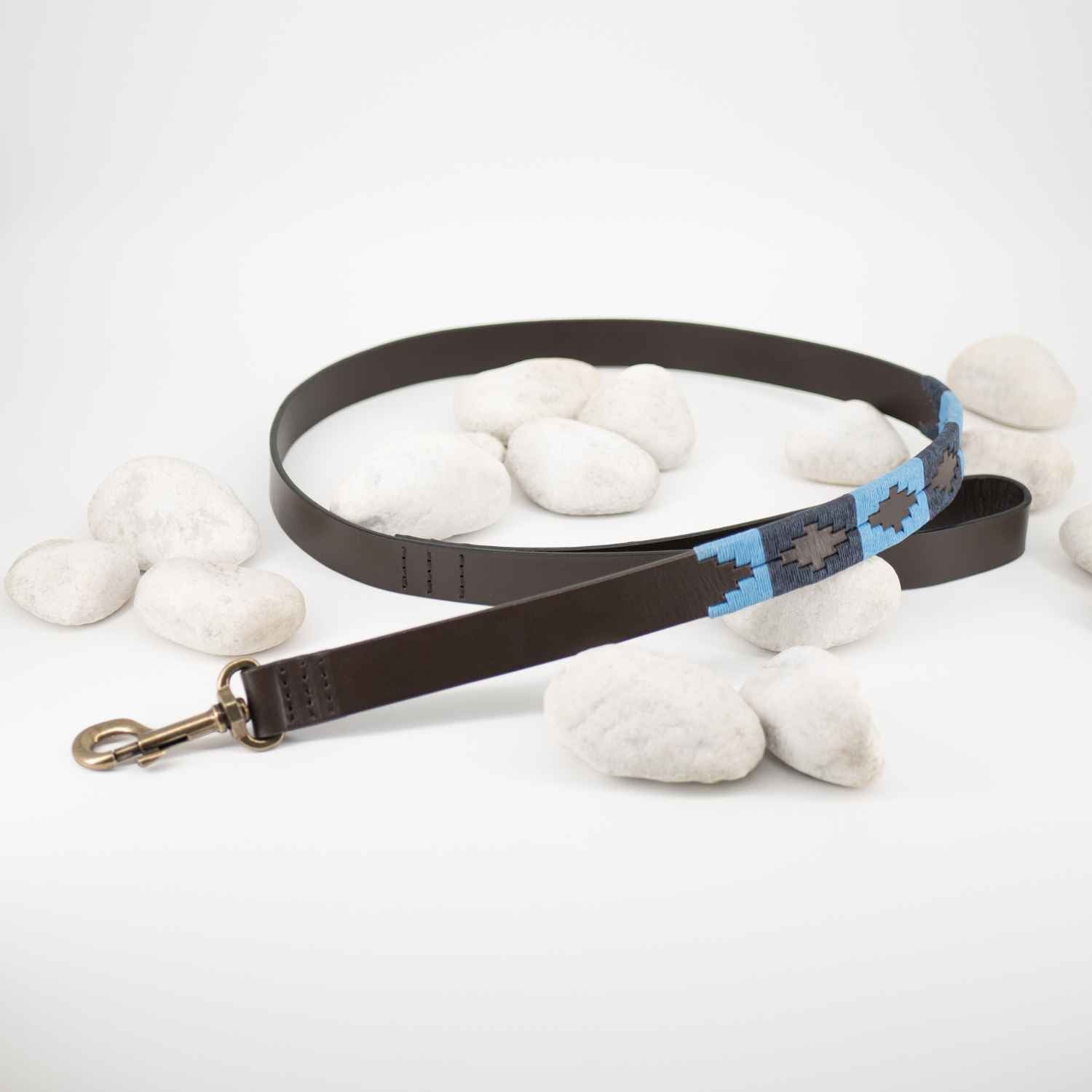 Hundeleine Azules aus Leder mit schönen blauen Stickereien.
