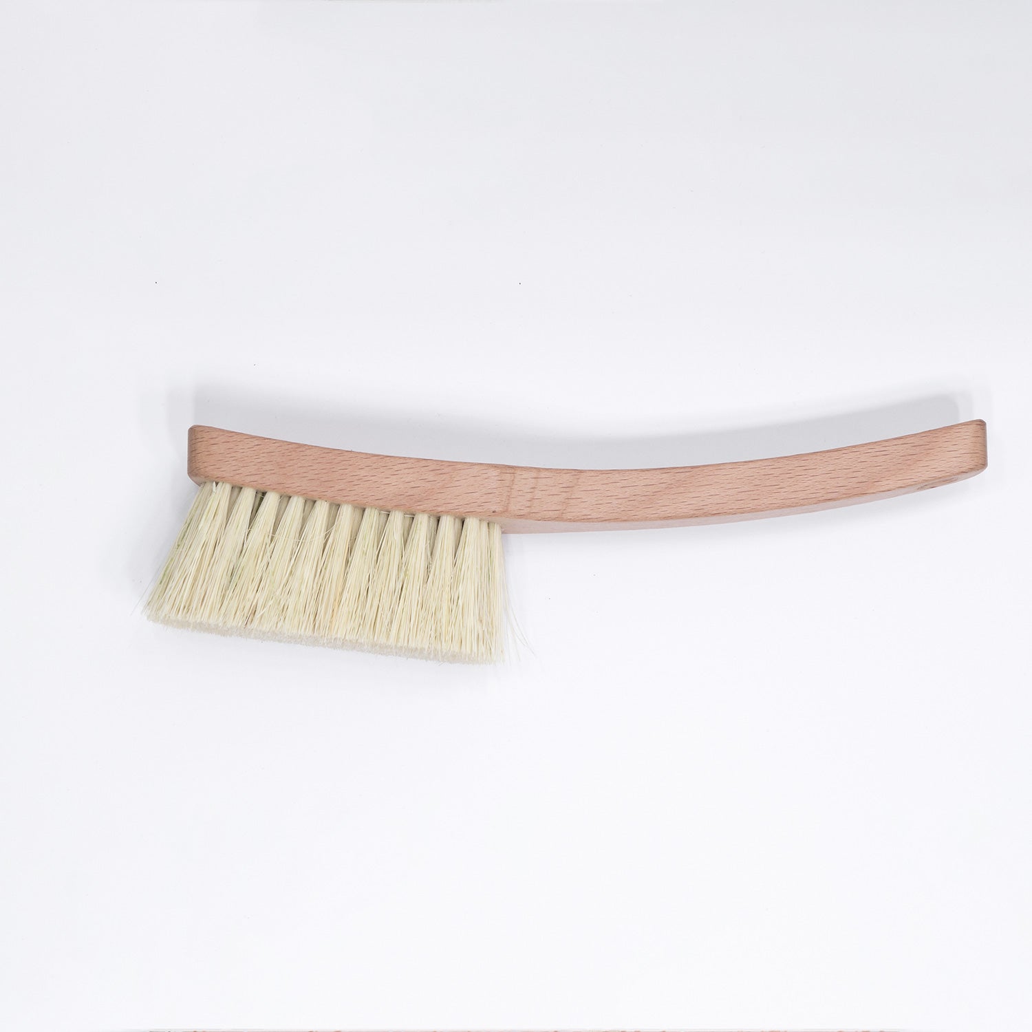 Pfotenbürste Ashi von Kiyono mit natürlichen Fibre-Borsten und ergonomischem Holzgriff, Seitenansicht.
