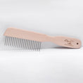 Bild in Galerie-Betrachter laden, Hundekamm Toki mit Holzgriff in Seitenansicht – ideal zur Fellpflege von Hunden.