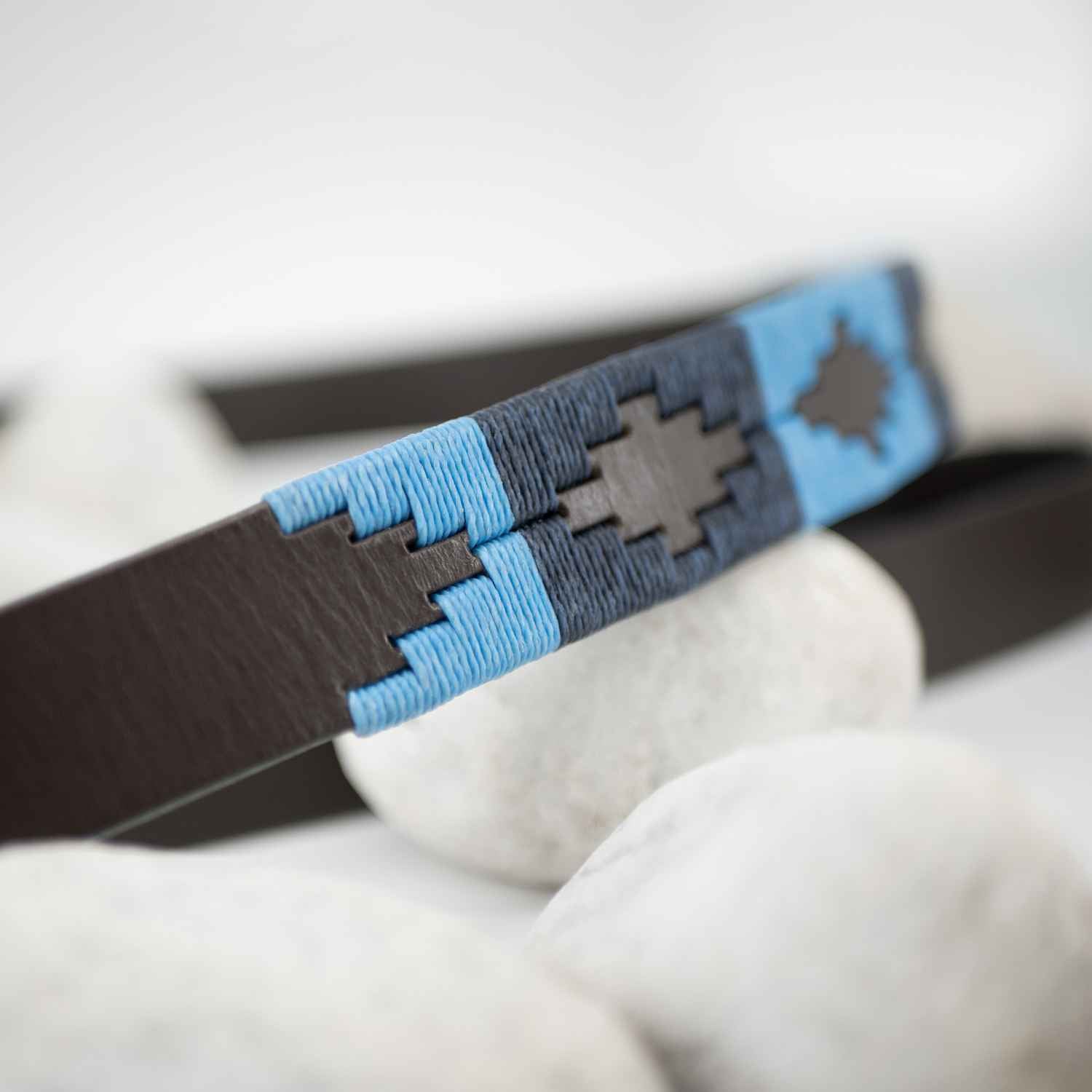 Lederleine Azules von pampeano bei Kiyono, Detailansicht der blauen Stickereien.