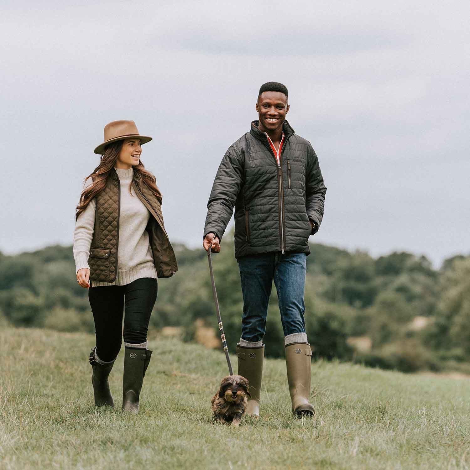 pampeano Lederleine und Halsband für Hunde – getragen bei einem Spaziergang im britischen Country-Look