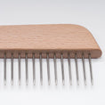 Bild in Galerie-Betrachter laden, Detailansicht der Zinken des Hundekamms Toki aus Edelstahl mit Holzgriff