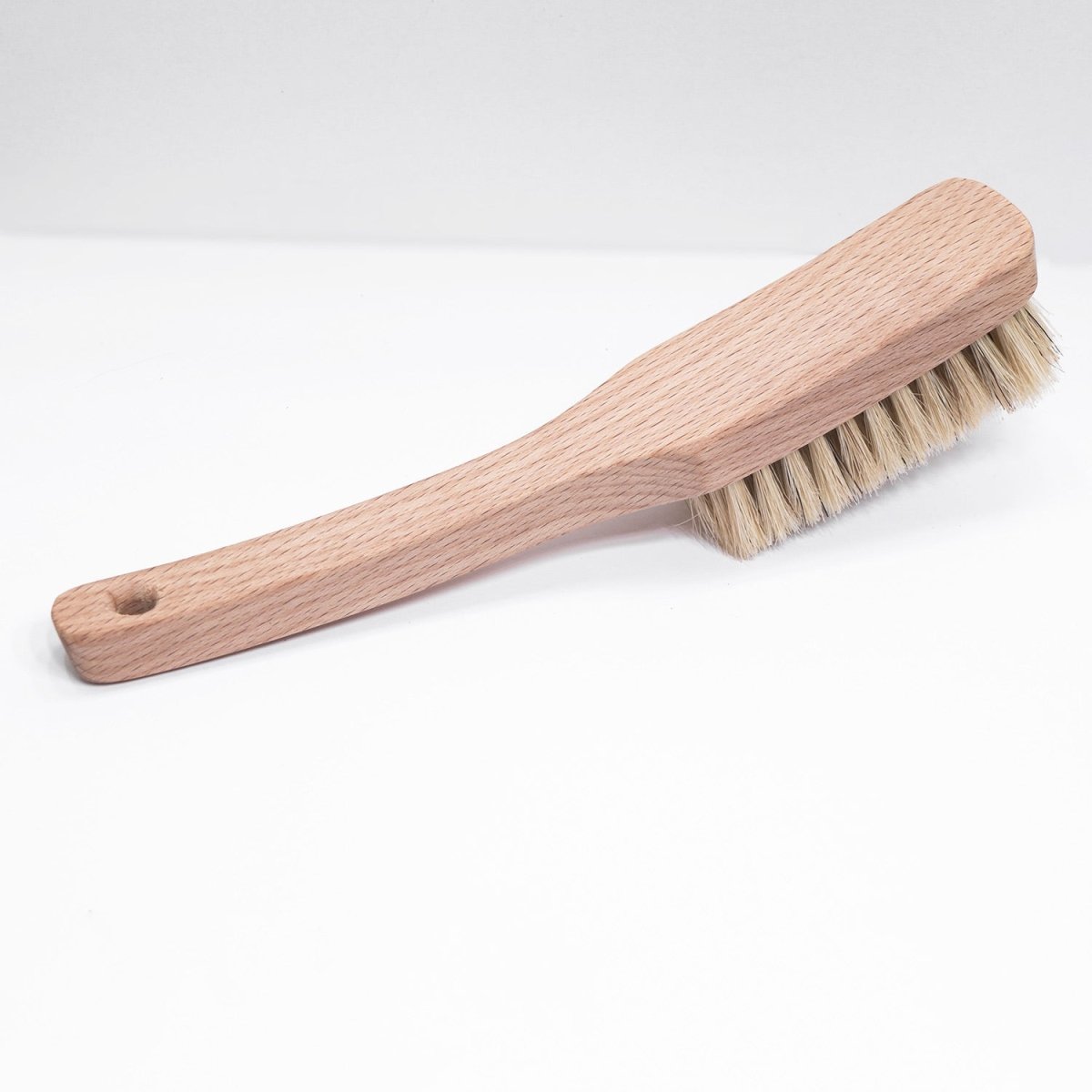 Robuste Hundebürste Ashi mit kurzen Naturborsten – für effektive Reinigung nach Spaziergängen.