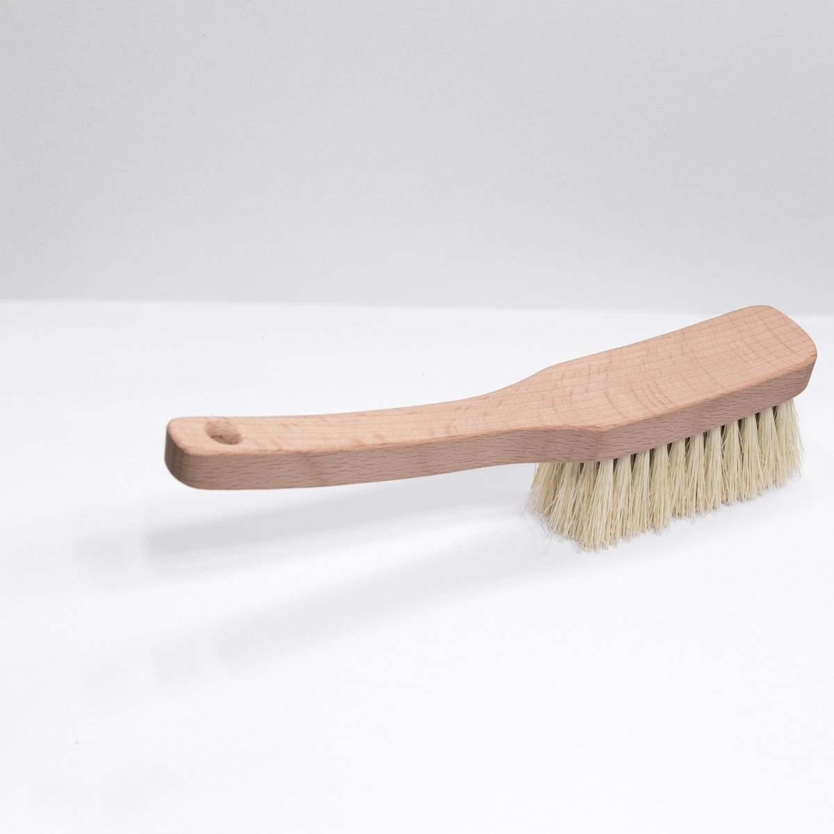 Hundebürste Ashi mit hellem Holz und Fibre-Borsten, ideal zur Reinigung von Pfoten und Beinen.