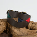 Bild in Galerie-Betrachter laden, Breites Hundehalsband Navidad trapiert auf einer Wurzel Frontansicht
