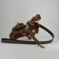 Bild in Galerie-Betrachter laden, Hundeleine Caza trapiert auf einer Wurzel

