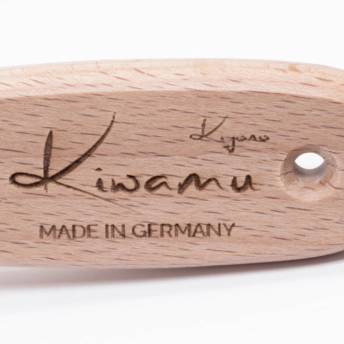 Makroaufnahme der Logo Lasergravur der Kiwamu Bürste.