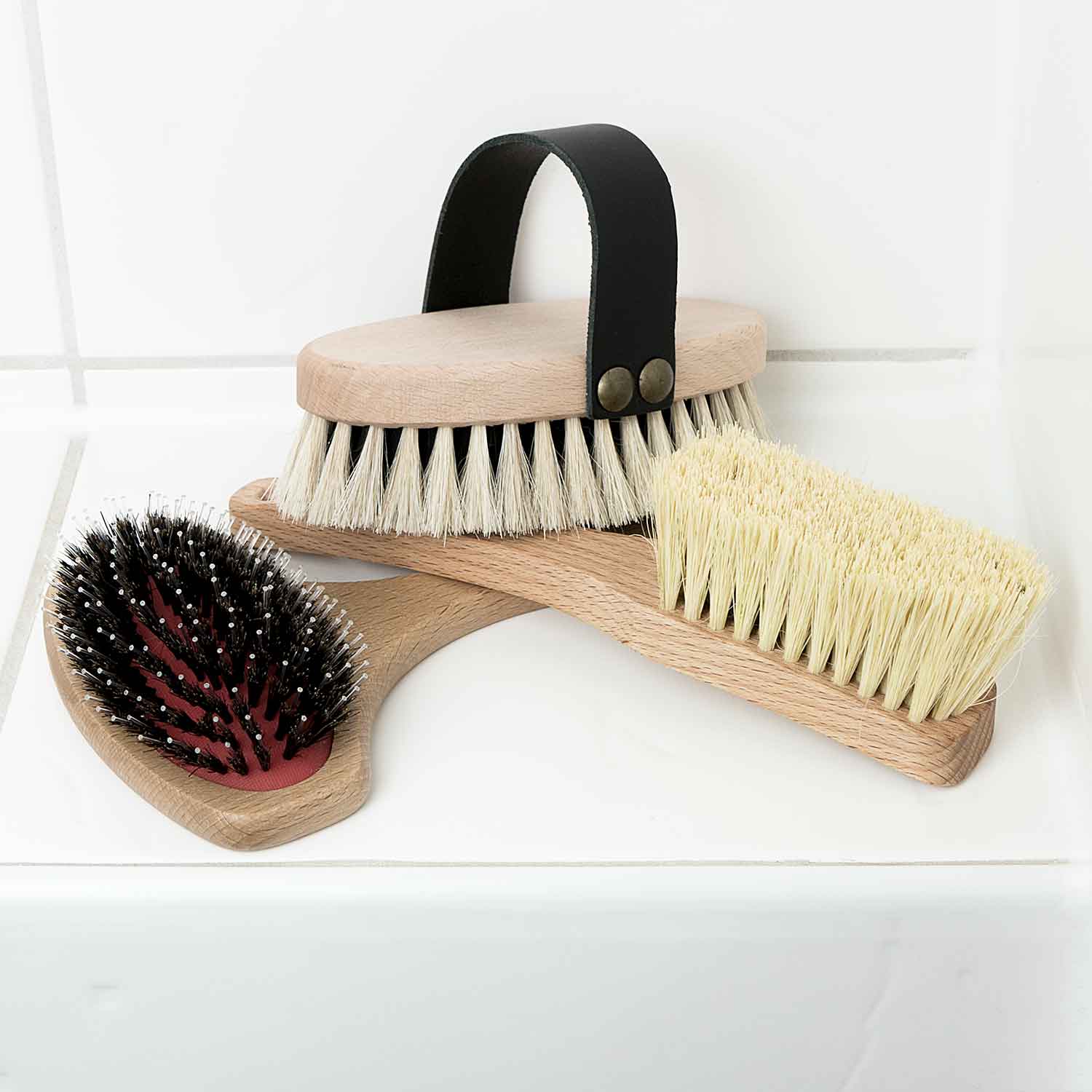 Pflegeset für kurzhaarige Hunde mit sanfter Naturborstenbürste, Kardätsche mit Lederschlaufe und weicher Pflegebürste – ideal zur täglichen Fellpflege und Massage bei kurzhaarigen Hunderassen.