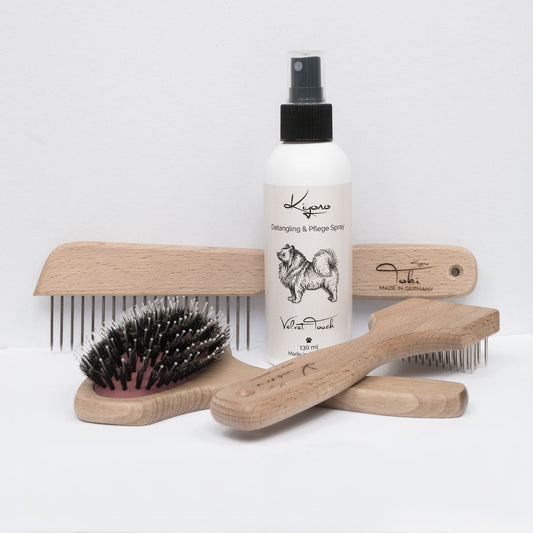 Professionelles Bürsten-Set für Langhaarrassen bestehend aus Pflegespray, Wildschweinborstenbürste, Edelstahlkamm und tiefenreinigendem 3-reihigem Kiwamu Hundekratzer – nachhaltige Fellpflege „Made in Germany“.