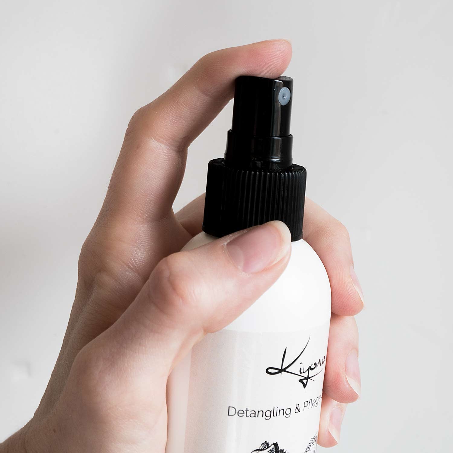 Nahaufnahme des Detangling &  Pflege Sprays von Kiyono, gegen Knoten und für leichte Kämmbarkeit.