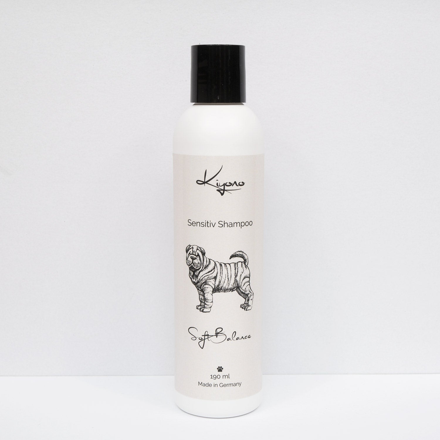 Kiyono Sensitiv Hundeshampoo „Soft Balance“ in der 190 ml Flasche – mit Shar-Pei Illustration.