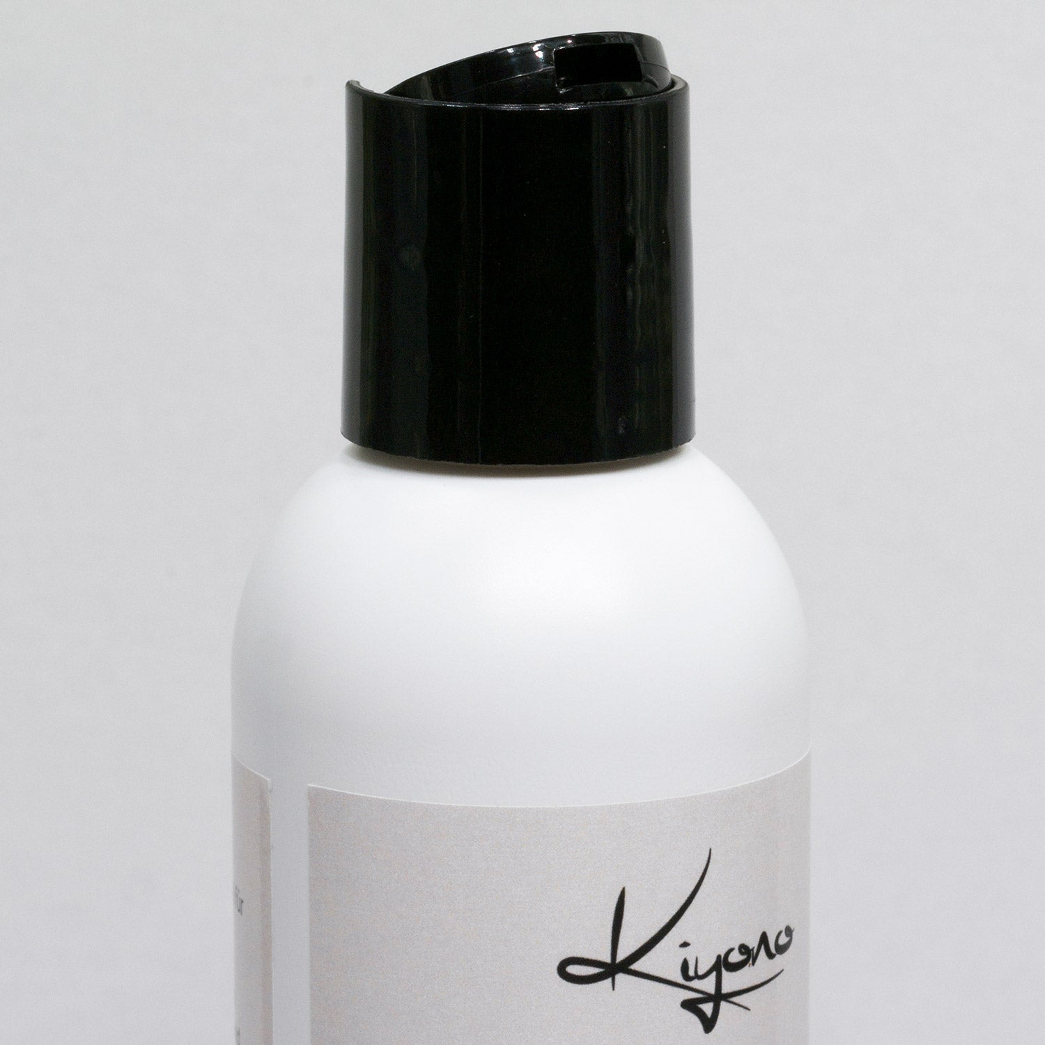 Sensitiv Hundeshampoo „Soft Balance“ von Kiyono – beruhigende Pflege mit Aloe Vera für empfindliche Hundehaut.