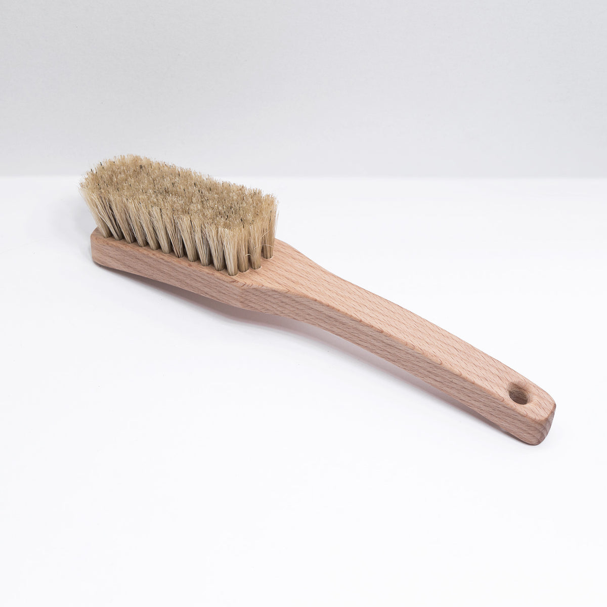 Komplettansicht der Ashi Pfotenbürste mit ergonomischem Holzgriff und Naturborsten.