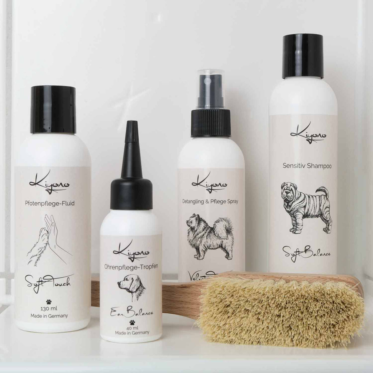 Ganzheitliches Pflegeset für Hunde mit Sensitiv-Shampoo, Entwirrungsspray, Pfotenpflege-Fluid, Ohrenpflege-Tropfen und sanfter Naturborstenbürste – ideale Komplettlösung für die tägliche Hundepflege.