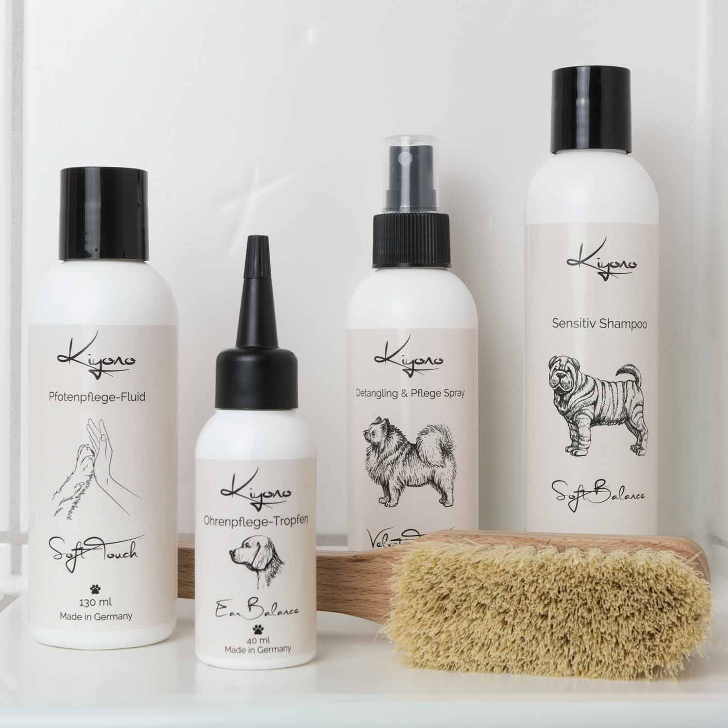 Ganzheitliches Pflegeset für Hunde mit Sensitiv-Shampoo, Entwirrungsspray, Pfotenpflege-Fluid, Ohrenpflege-Tropfen und sanfter Naturborstenbürste – ideale Komplettlösung für die tägliche Hundepflege.