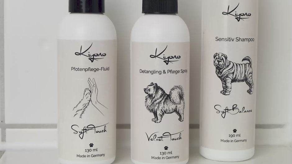 Videoaufnahme der Hundepflegeprodukte: Pfotenpflege-Fluid, Detangling & Pflege Spray und des Sensitiv Shampoo.
