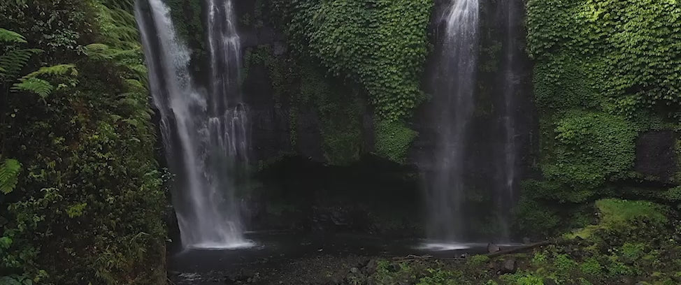 Wasserfall in üppigem grünen Wald – Symbol für natürliche Ressourcen und zertifizierte Materialien bei Kiyono