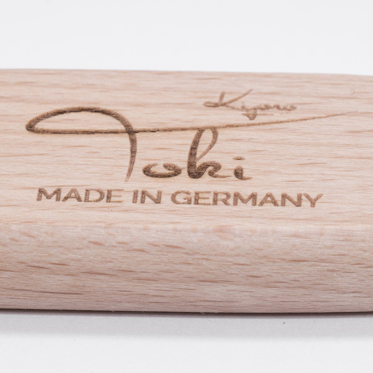 Nahaufnahme des Kamms Toki mit Fokus auf die Logo Lasergravur.